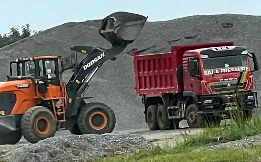Wheel loader loading a Sala Pressure tipper from an aggregate stockpile.