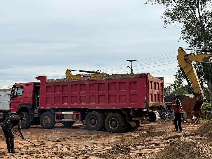 Sala Pressure tipper being loaded with sand.