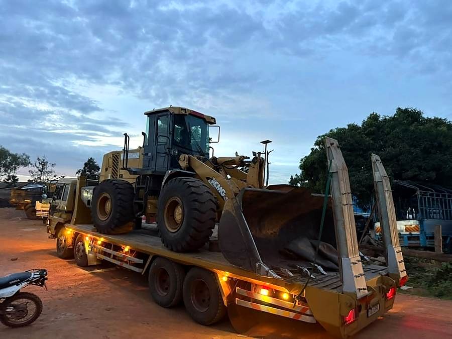 Lowbed truck carrying a wheel loader